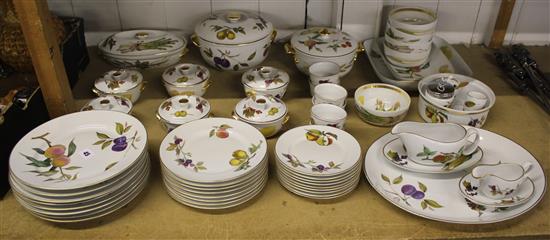 Royal Worcester Evesham gold dinner service (58 pieces)